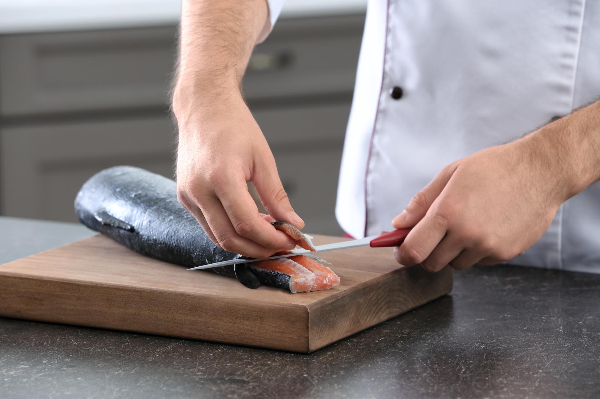 Chef locale che mostra tecniche di taglio
